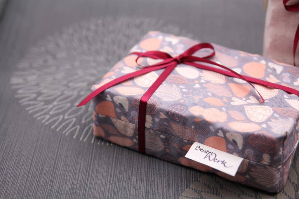 Blind bag, ein Geschenk verpackt in einem Geschenkbeutel aus Stoff