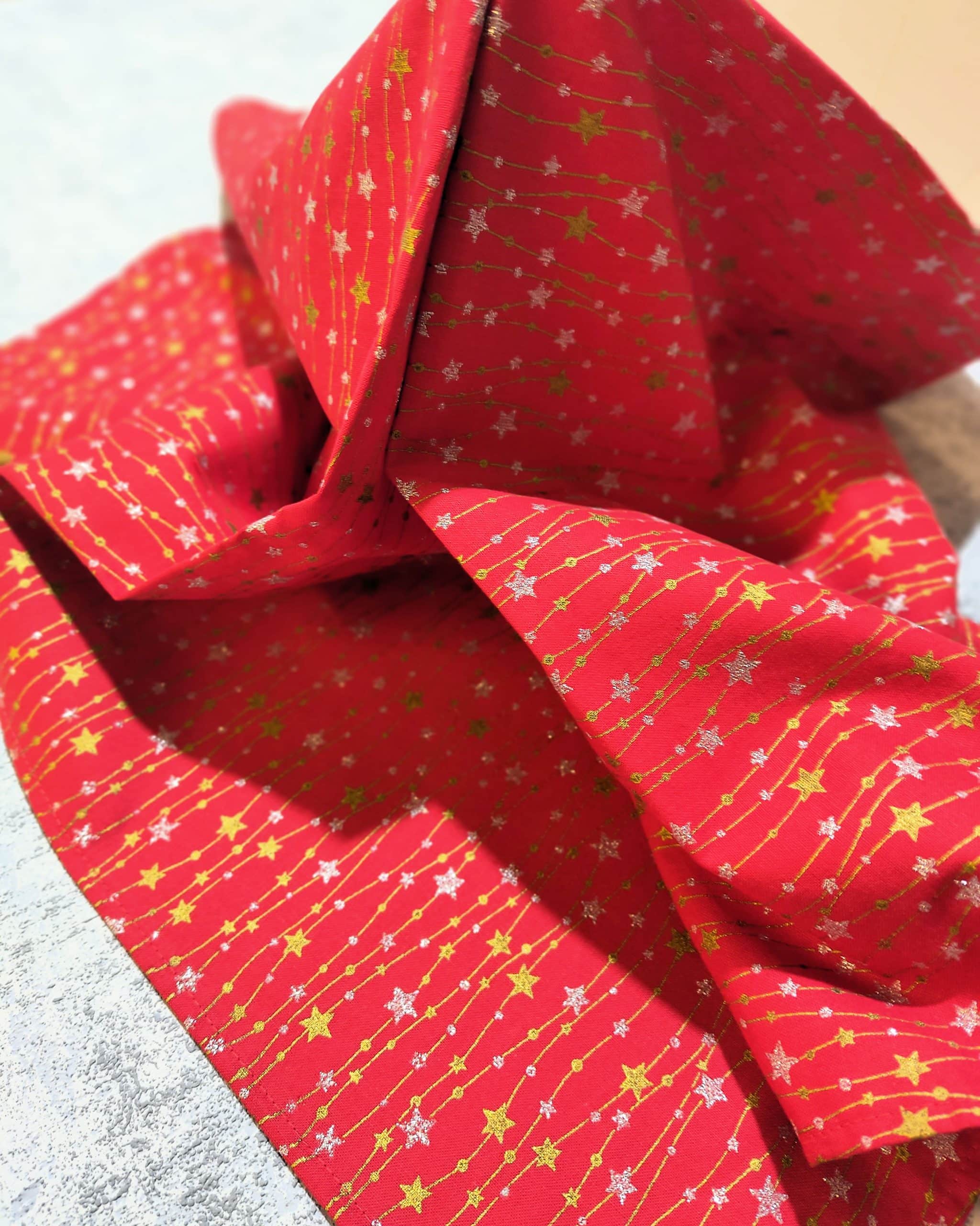 Tuch rot mit Sternen in gelb als Kette