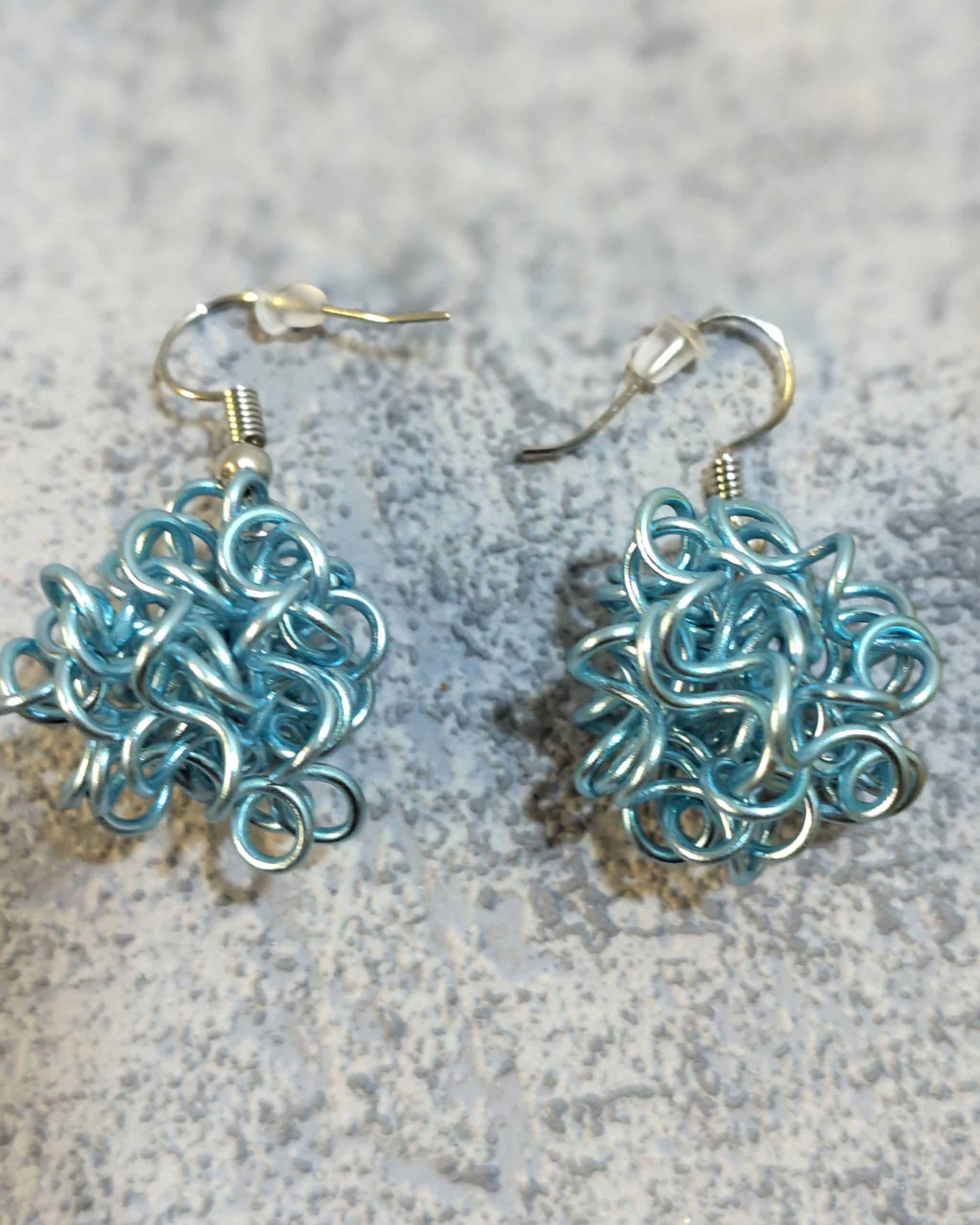 Ohrringe aus Aludraht; Farbe Eisblau