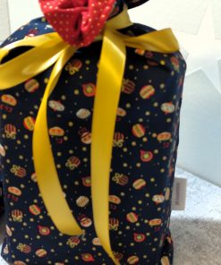 Geschenkbeutel mit dem Muster Christbaumkugeln und rot glänzend innen