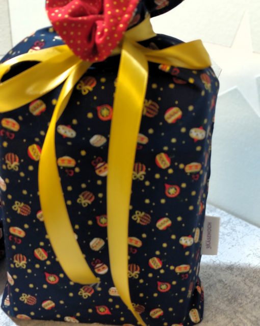 Geschenkbeutel mit dem Muster Christbaumkugeln und rot glänzend innen