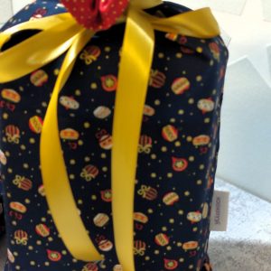 Geschenkbeutel mit dem Muster Christbaumkugeln und rot glänzend innen