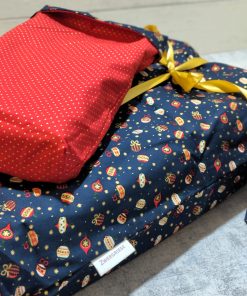Geschenkbeutel mit dem Muster Christbaumkugeln und rot glänzend innen