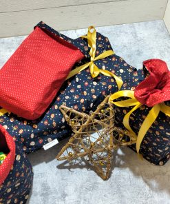 Geschenkbeutel mit dem Muster Christbaumkugeln und rot glänzend innen