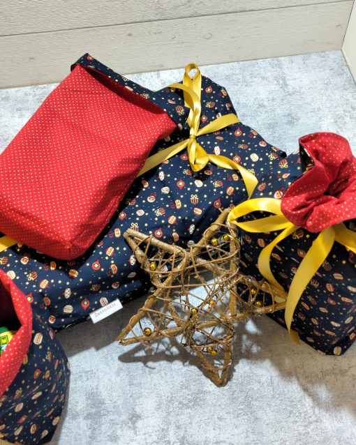 Geschenkbeutel mit dem Muster Christbaumkugeln und rot glänzend innen