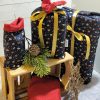 Geschenkbeutel mit dem Muster Christbaumkugeln und rot glänzend innen