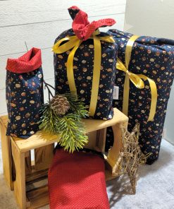 Geschenkbeutel mit dem Muster Christbaumkugeln und rot glänzend innen