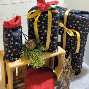 Weihnachtsbeutel als Geschenkverpackung mit Christbaumkugeln