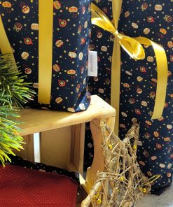 Geschenkbeutel mit dem Muster Christbaumkugeln und rot glänzend innen