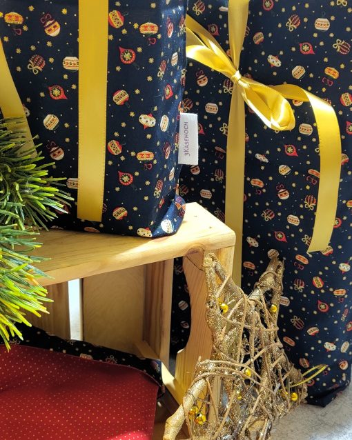 Geschenkbeutel mit dem Muster Christbaumkugeln und rot glänzend innen