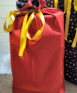 Geschenkbeutel mit dem Muster Christbaumkugeln und rot glänzend innen
