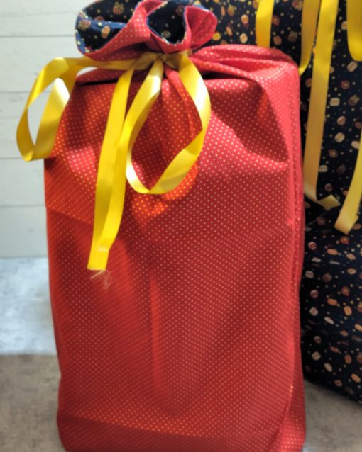 Geschenkbeutel mit dem Muster Christbaumkugeln und rot glänzend innen