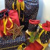 Geschenkbeutel mit dem Muster Christbaumkugeln und rot glänzend innen