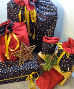 Geschenkbeutel mit dem Muster Christbaumkugeln und rot glänzend innen