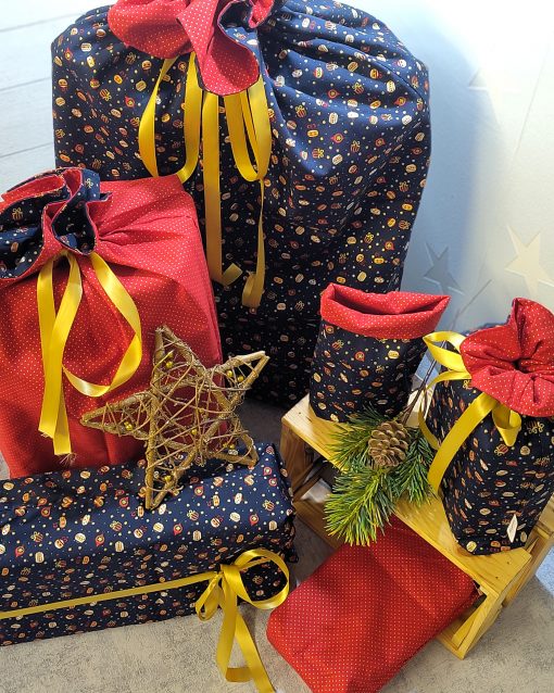 Geschenkbeutel mit dem Muster Christbaumkugeln und rot glänzend innen