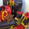 Geschenkbeutel mit dem Muster Christbaumkugeln und rot glänzend innen