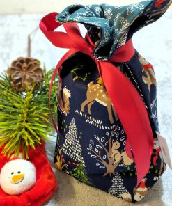 Waldgeflüster, Weihnachtsmotiv mit Waldtieren in blau und innen grüne Blätter