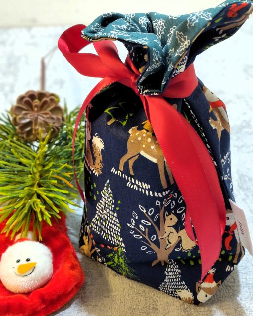 Waldgeflüster, Weihnachtsmotiv mit Waldtieren in blau und innen grüne Blätter
