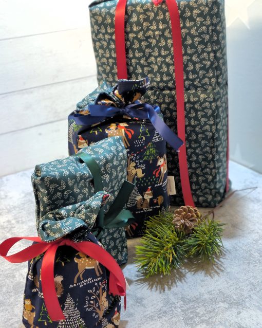 Waldgeflüster, Weihnachtsmotiv mit Waldtieren in blau und innen grüne Blätter