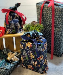 Waldgeflüster, Weihnachtsmotiv mit Waldtieren in blau und innen grüne Blätter