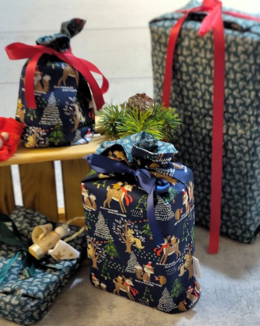 Waldgeflüster, Weihnachtsmotiv mit Waldtieren in blau und innen grüne Blätter