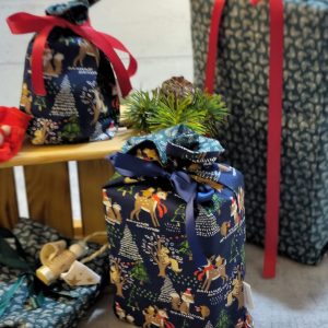 Waldgeflüster, Weihnachtsmotiv mit Waldtieren in blau und innen grüne Blätter