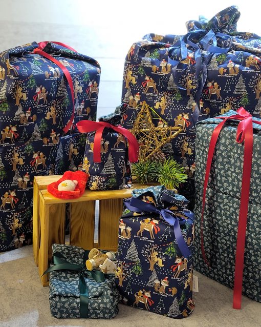 Waldgeflüster, Weihnachtsmotiv mit Waldtieren in blau und innen grüne Blätter