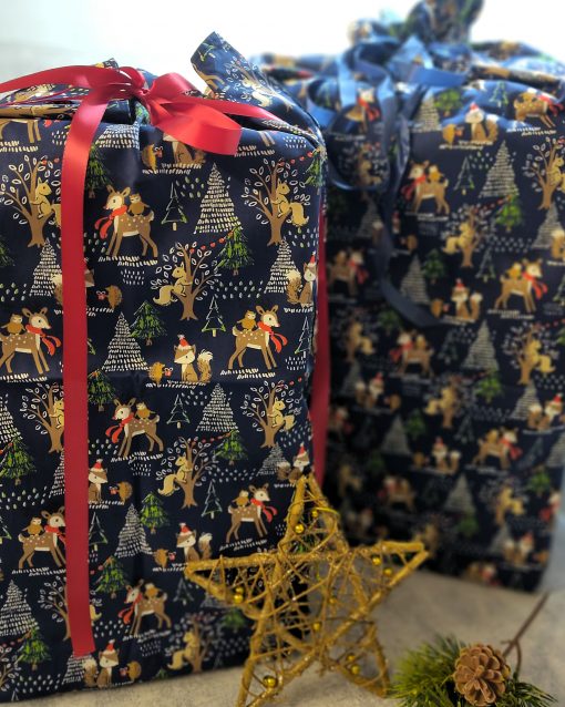 Waldgeflüster, Weihnachtsmotiv mit Waldtieren in blau und innen grüne Blätter