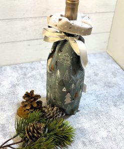 weihnachtliches Muster mit Tannen außen und Schneemännern innen