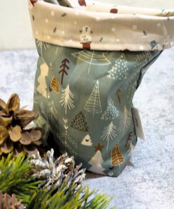 weihnachtliches Muster mit Tannen außen und Schneemännern innen