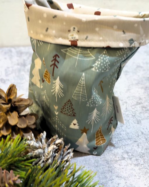 weihnachtliches Muster mit Tannen außen und Schneemännern innen