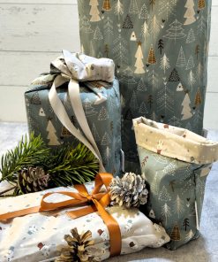 weihnachtliches Muster mit Tannen außen und Schneemännern innen