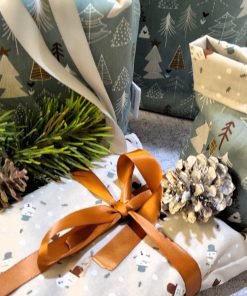 weihnachtliches Muster mit Tannen außen und Schneemännern innen