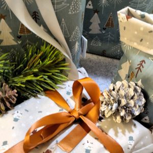 weihnachtliches Muster mit Tannen außen und Schneemännern innen