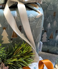 weihnachtliches Muster mit Tannen außen und Schneemännern innen