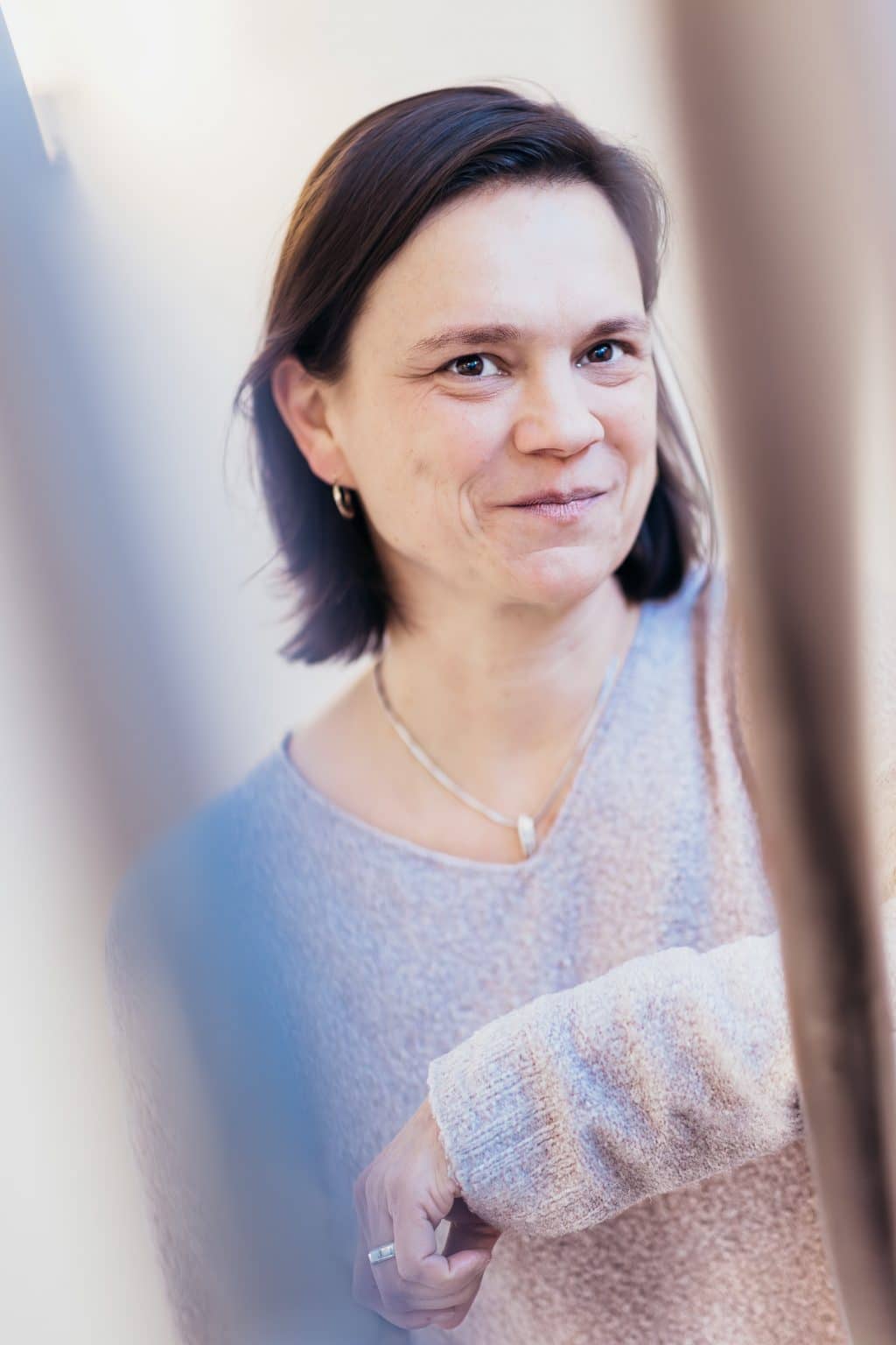 Isabel Frontal an einer Treppe