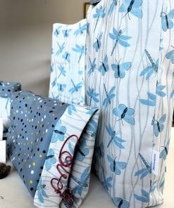 Mit unserem liebevoll gestalteten Geschenkbeutel im Muster „Libelle“ bringst du Leichtigkeit und Eleganz in deine Geschenkverpackung. Das zarte Außenmuster mit blauen Libellen auf weißem Hintergrund wirkt frisch und modern, während das Innenmuster in Blau mit feinen Punkten für einen besonderen Überraschungseffekt sorgt – zwei Designs in einem Beutel. Dieser hochwertige Stoffbeutel ist die perfekte Lösung, um Geschenke nachhaltig zu verpacken. Statt Einwegpapier setzt du auf eine wiederverwendbare, waschbare Geschenkverpackung, die nicht nur praktisch ist, sondern auch optisch begeistert.