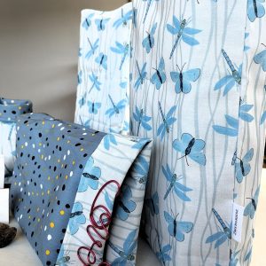 Mit unserem liebevoll gestalteten Geschenkbeutel im Muster „Libelle“ bringst du Leichtigkeit und Eleganz in deine Geschenkverpackung. Das zarte Außenmuster mit blauen Libellen auf weißem Hintergrund wirkt frisch und modern, während das Innenmuster in Blau mit feinen Punkten für einen besonderen Überraschungseffekt sorgt – zwei Designs in einem Beutel. Dieser hochwertige Stoffbeutel ist die perfekte Lösung, um Geschenke nachhaltig zu verpacken. Statt Einwegpapier setzt du auf eine wiederverwendbare, waschbare Geschenkverpackung, die nicht nur praktisch ist, sondern auch optisch begeistert.