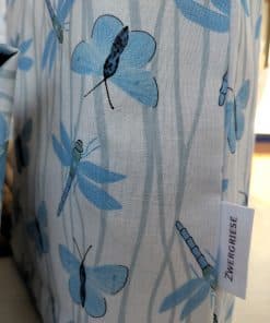 Mit unserem liebevoll gestalteten Geschenkbeutel im Muster „Libelle“ bringst du Leichtigkeit und Eleganz in deine Geschenkverpackung. Das zarte Außenmuster mit blauen Libellen auf weißem Hintergrund wirkt frisch und modern, während das Innenmuster in Blau mit feinen Punkten für einen besonderen Überraschungseffekt sorgt – zwei Designs in einem Beutel. Dieser hochwertige Stoffbeutel ist die perfekte Lösung, um Geschenke nachhaltig zu verpacken. Statt Einwegpapier setzt du auf eine wiederverwendbare, waschbare Geschenkverpackung, die nicht nur praktisch ist, sondern auch optisch begeistert.