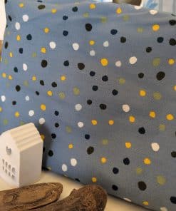 Mit unserem liebevoll gestalteten Geschenkbeutel im Muster „Libelle“ bringst du Leichtigkeit und Eleganz in deine Geschenkverpackung. Das zarte Außenmuster mit blauen Libellen auf weißem Hintergrund wirkt frisch und modern, während das Innenmuster in Blau mit feinen Punkten für einen besonderen Überraschungseffekt sorgt – zwei Designs in einem Beutel. Dieser hochwertige Stoffbeutel ist die perfekte Lösung, um Geschenke nachhaltig zu verpacken. Statt Einwegpapier setzt du auf eine wiederverwendbare, waschbare Geschenkverpackung, die nicht nur praktisch ist, sondern auch optisch begeistert.