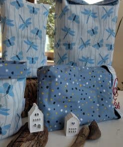 Geschenkbeutel „Libelle“ – nachhaltig, stilvoll & vielseitig verwendbar Mit unserem liebevoll gestalteten Geschenkbeutel im Muster „Libelle“ bringst du Leichtigkeit und Eleganz in deine Geschenkverpackung. Das zarte Außenmuster mit blauen Libellen auf weißem Hintergrund wirkt frisch und modern, während das Innenmuster in Blau mit feinen Punkten für einen besonderen Überraschungseffekt sorgt – zwei Designs in einem Beutel