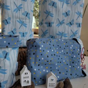 Geschenkbeutel „Libelle“ – nachhaltig, stilvoll & vielseitig verwendbar Mit unserem liebevoll gestalteten Geschenkbeutel im Muster „Libelle“ bringst du Leichtigkeit und Eleganz in deine Geschenkverpackung. Das zarte Außenmuster mit blauen Libellen auf weißem Hintergrund wirkt frisch und modern, während das Innenmuster in Blau mit feinen Punkten für einen besonderen Überraschungseffekt sorgt – zwei Designs in einem Beutel
