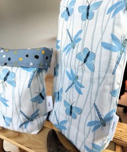 Mit unserem liebevoll gestalteten Geschenkbeutel im Muster „Libelle“ bringst du Leichtigkeit und Eleganz in deine Geschenkverpackung. Das zarte Außenmuster mit blauen Libellen auf weißem Hintergrund wirkt frisch und modern, während das Innenmuster in Blau mit feinen Punkten für einen besonderen Überraschungseffekt sorgt – zwei Designs in einem Beutel.