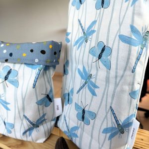 Mit unserem liebevoll gestalteten Geschenkbeutel im Muster „Libelle“ bringst du Leichtigkeit und Eleganz in deine Geschenkverpackung. Das zarte Außenmuster mit blauen Libellen auf weißem Hintergrund wirkt frisch und modern, während das Innenmuster in Blau mit feinen Punkten für einen besonderen Überraschungseffekt sorgt – zwei Designs in einem Beutel.
