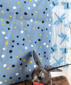 Mit unserem liebevoll gestalteten Geschenkbeutel im Muster „Libelle“ bringst du Leichtigkeit und Eleganz in deine Geschenkverpackung. Das zarte Außenmuster mit blauen Libellen auf weißem Hintergrund wirkt frisch und modern, während das Innenmuster in Blau mit feinen Punkten für einen besonderen Überraschungseffekt sorgt – zwei Designs in einem Beutel.