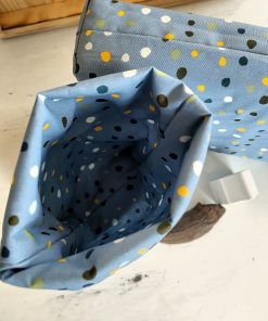 Mit unserem liebevoll gestalteten Geschenkbeutel im Muster „Libelle“ bringst du Leichtigkeit und Eleganz in deine Geschenkverpackung. Das zarte Außenmuster mit blauen Libellen auf weißem Hintergrund wirkt frisch und modern, während das Innenmuster in Blau mit feinen Punkten für einen besonderen Überraschungseffekt sorgt – zwei Designs in einem Beutel.