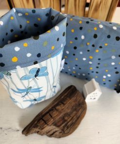 Mit unserem liebevoll gestalteten Geschenkbeutel im Muster „Libelle“ bringst du Leichtigkeit und Eleganz in deine Geschenkverpackung. Das zarte Außenmuster mit blauen Libellen auf weißem Hintergrund wirkt frisch und modern, während das Innenmuster in Blau mit feinen Punkten für einen besonderen Überraschungseffekt sorgt – zwei Designs in einem Beutel.